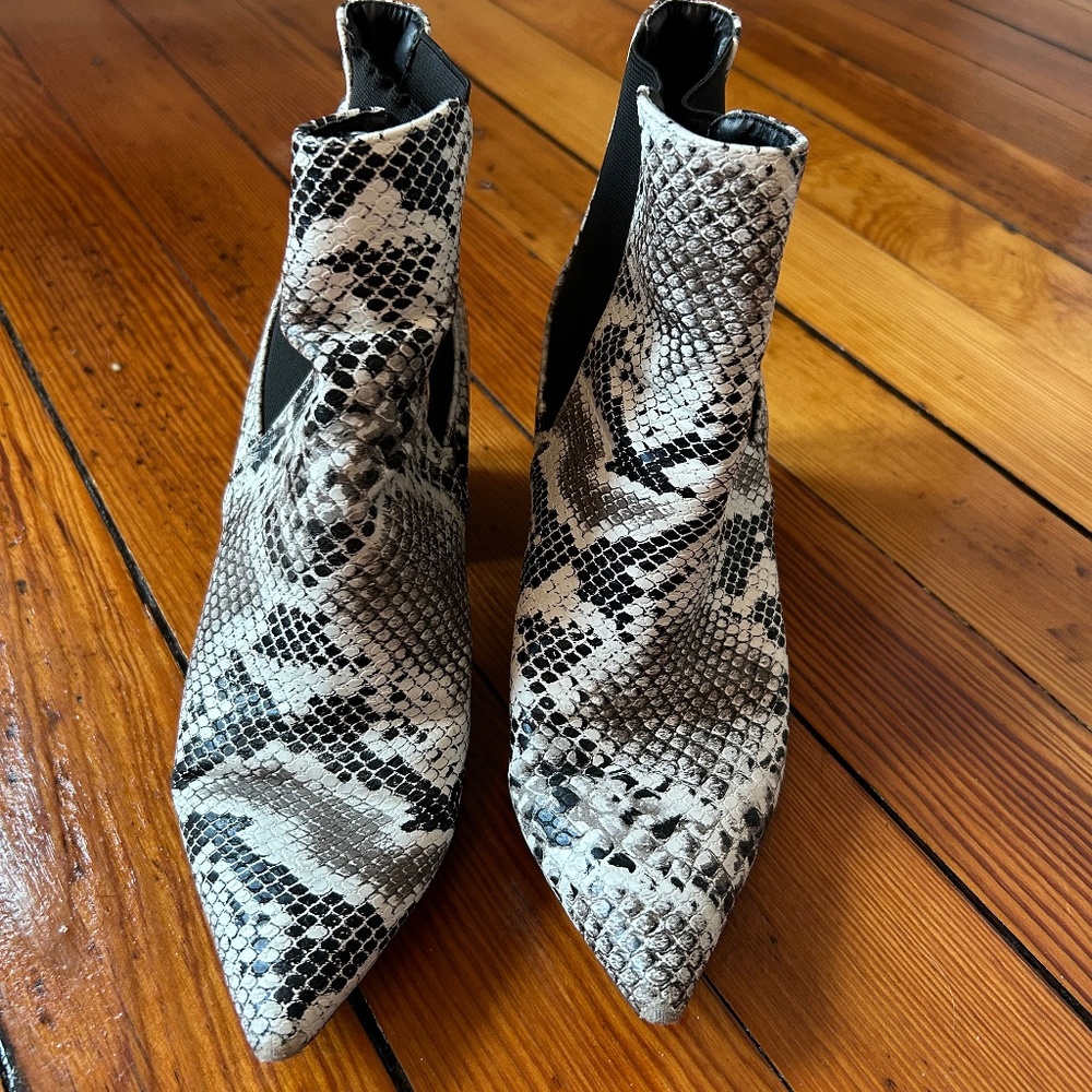 Snakeskin Faux Boots Sz 8.5 Slip On Pointed Toe Boots Women's Qupid